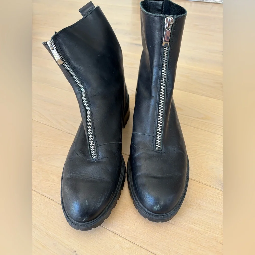 Women’s lug sole Zara bootie. Size 42. Cool front zipper in mint condition - Picture 1 of 4
